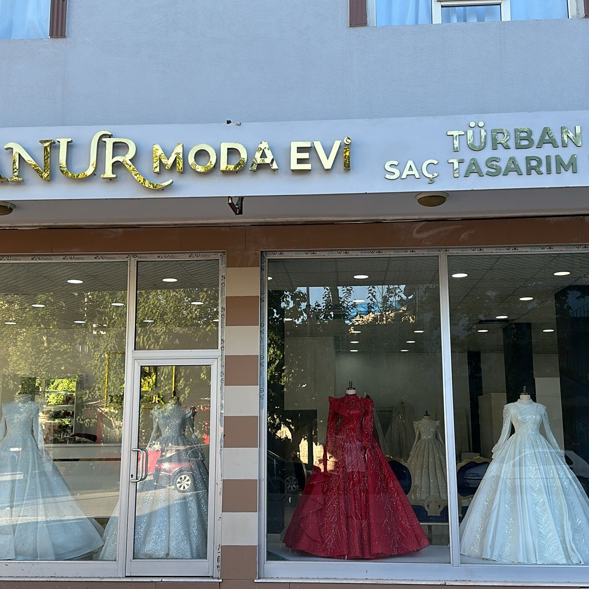 Nisanur Moda Evi / Adıyaman Gelinlik / Adıyaman Nişanlık / Adıyaman Tesettür / Adıyaman kır düğünü mekanı — Merkez